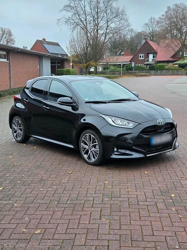Schwarz Gebraucht 2024 Toyota Yaris Hybrid Style Limousine | 24.750 € (Superpreis) - Bild 1/4
