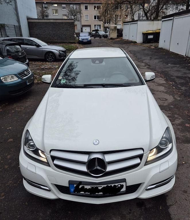 Weiß Gebraucht 2011 Mercedes C180 Coupé | 7.600 € (Fairer Preis) - Bild 1/4