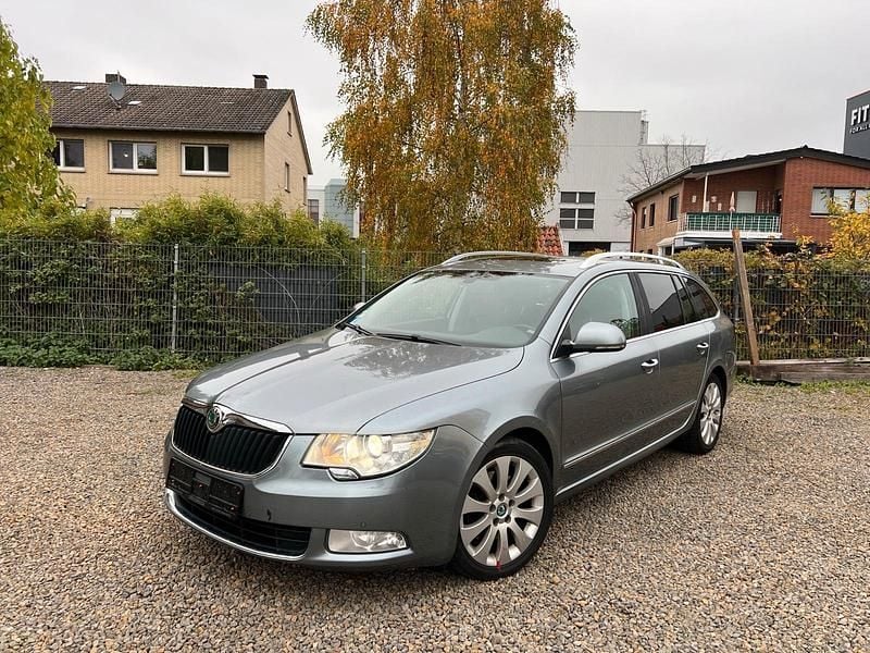Grau Gebraucht 2011 Skoda Superb Kombi | 3.990 € (Superpreis) - Bild 1/4