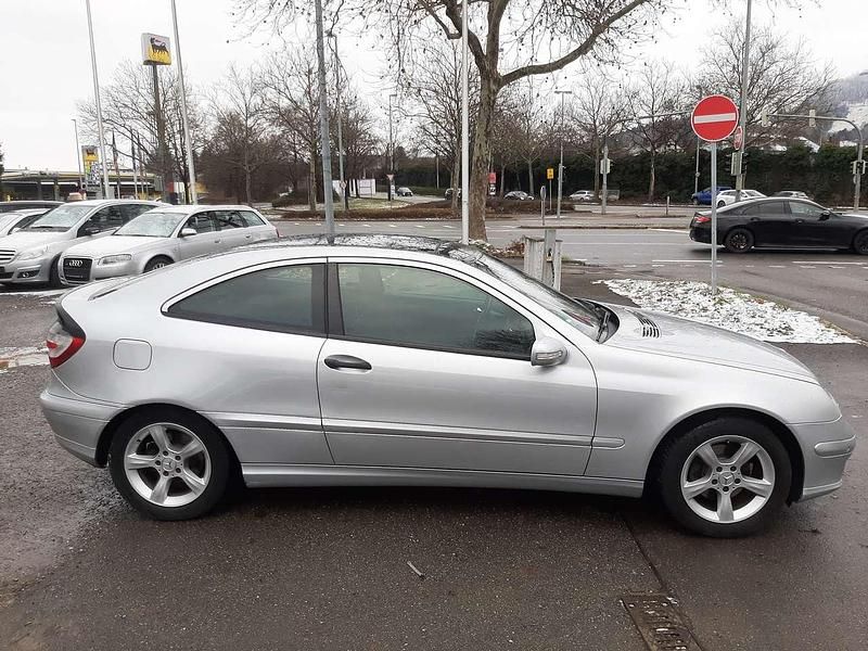 Gebraucht Mercedes C180 143 PS (105 kW) 2007 Silber Coupé