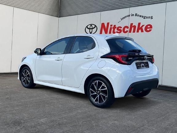 Gebraucht Toyota Yaris Basis 72 PS (52 kW) 2020 Schneeweiß Limousine