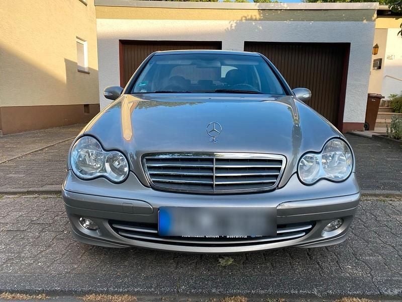 Grau Gebraucht 2005 Mercedes C220 Limousine | 3.400 € (Fairer Preis) - Bild 1/4