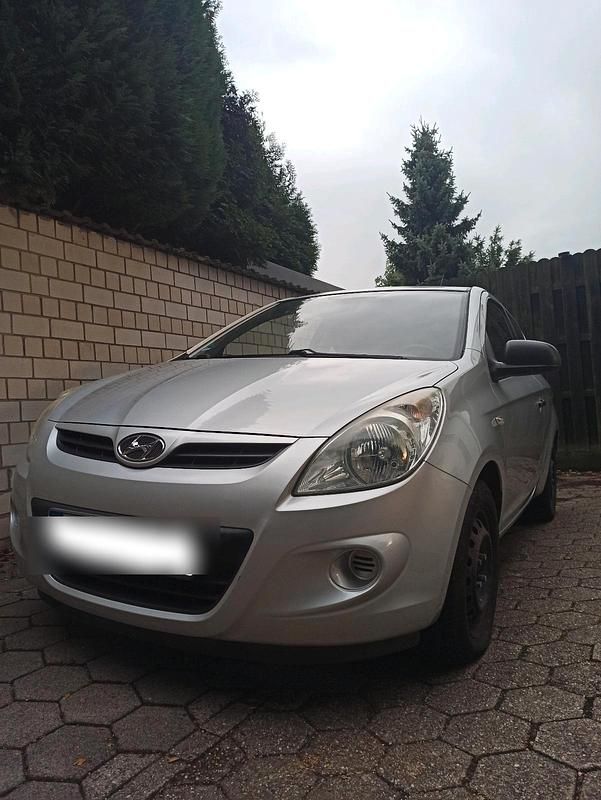 Silber Gebraucht 2009 Hyundai i20 Kleinwagen | 2.600 € (Guter Preis) - Bild 1/3