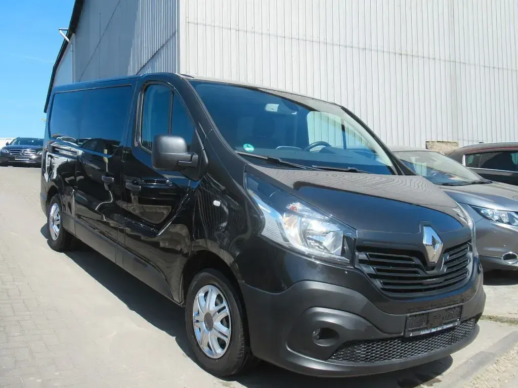 Usado Renault Trafic Expression 145 HP (106 kW) 2016 Preto Monovolume