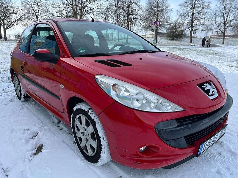 Gebraucht Peugeot 206 Basis 73 PS (53 kW) 2011 Farbe rot aden/flach standard Kleinwagen