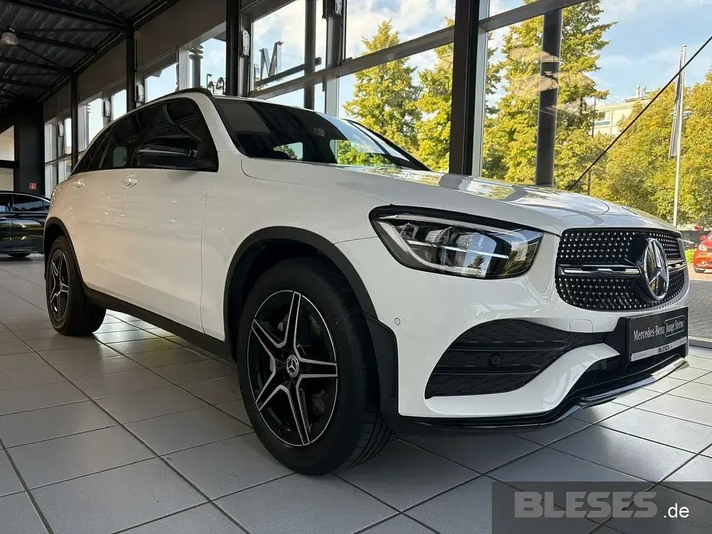 Gebraucht Mercedes GLC200 AMG 197 PS (144 kW) 2021 Unilack polarweiß SUV