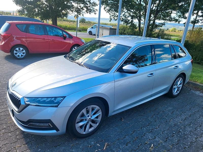 Silber Gebraucht 2021 Skoda Octavia Kombi | 22.500 € - Bild 1/4