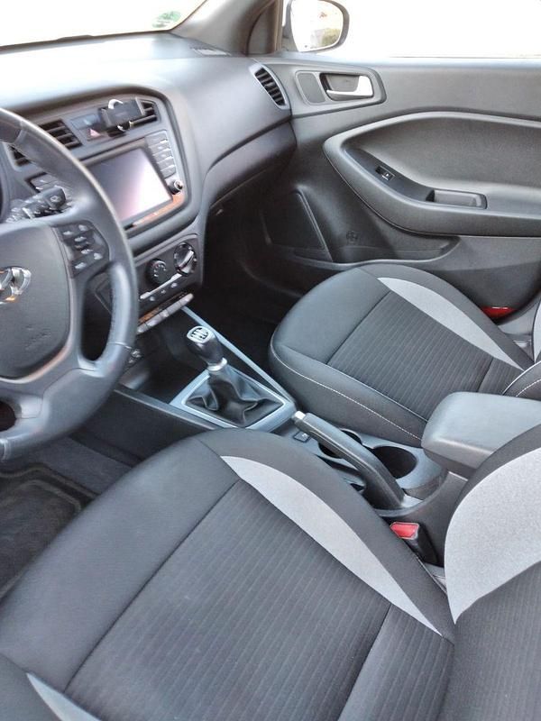 Gebraucht Hyundai i20 Classic 75 PS (55 kW) 2017 Weiß Kleinwagen