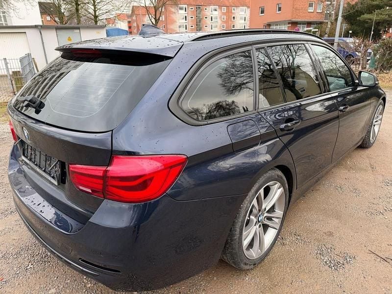 Gebraucht BMW 330 Sport Line 258 PS (189 kW) 2015 Blau Limousine