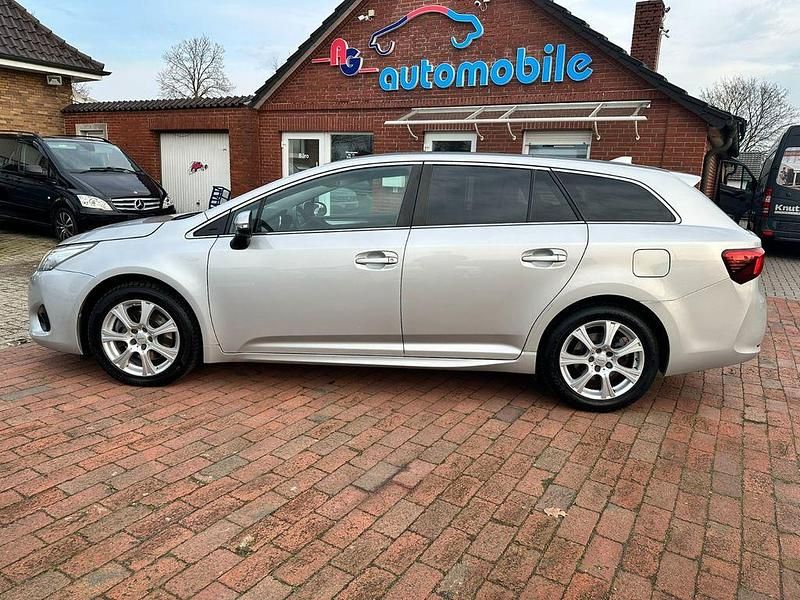 Gebraucht Toyota Avensis Team 143 PS (105 kW) 2017 Silber Kombi