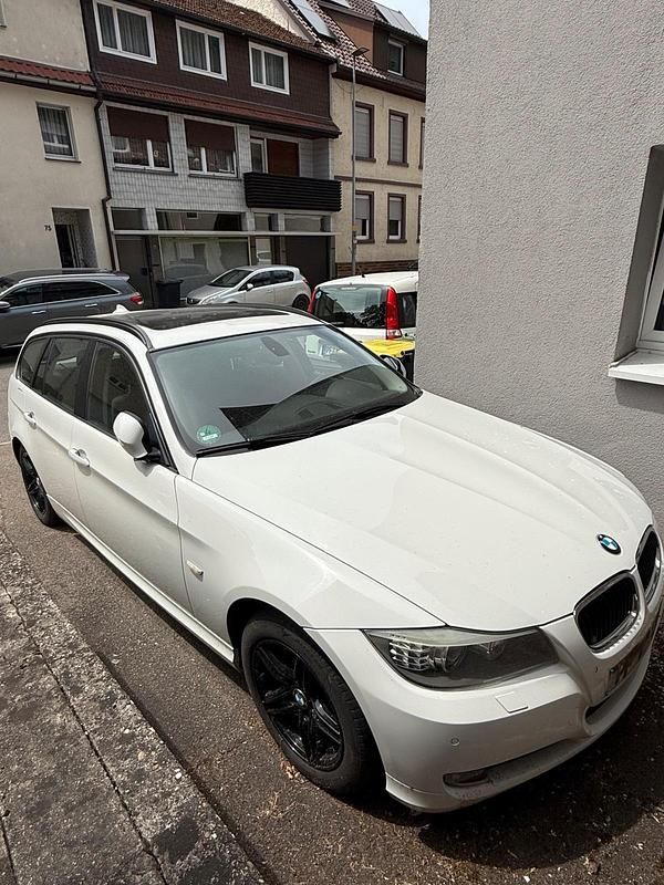 Weiß Gebraucht 2012 BMW 320 Kombi | 7.000 € (Guter Preis) - Bild 1/4