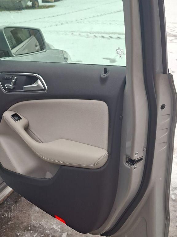 Gebraucht Mercedes B180 136 PS (100 kW) 2018 Silber Van / Kleinbus