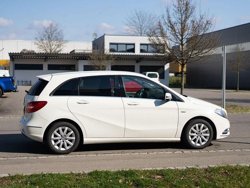 Gebraucht Mercedes B200 156 PS (114 kW) 2012 Weiß Van / Kleinbus