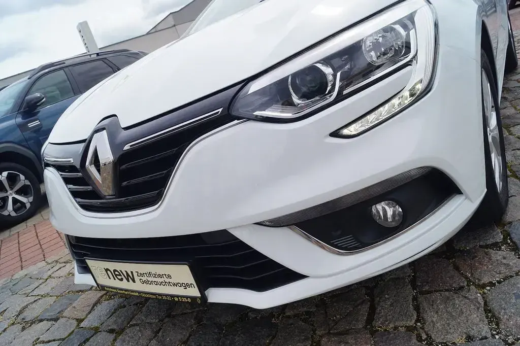 Gebraucht Renault Mégane LIMITED 140 PS (102 kW) 2019 Weiß Limousine
