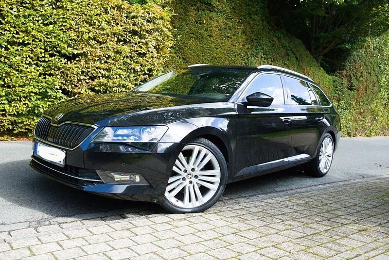 Schwarz Gebraucht 2017 Skoda Superb Kombi | 15.900 € (Fairer Preis) - Bild 1/4