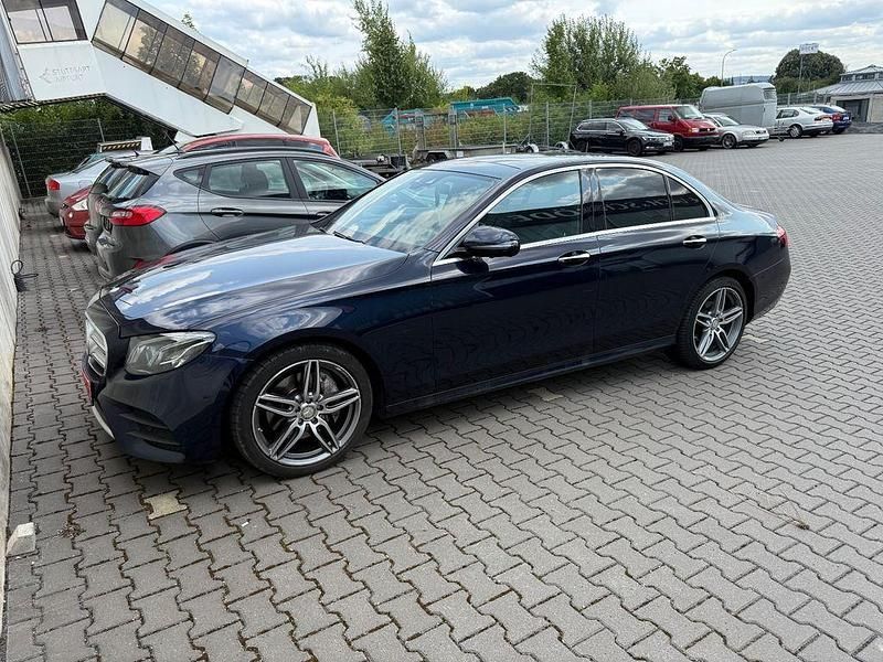 Gebraucht Mercedes E220 AMG line 194 PS (142 kW) 2017 Blau Limousine