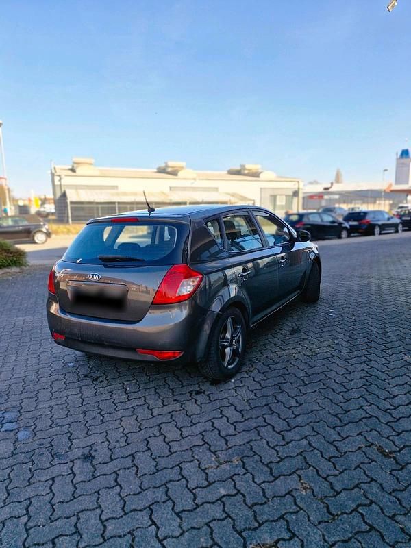 Gebraucht Kia Ceed 120 PS (88 kW) 2010 Grau Kleinwagen