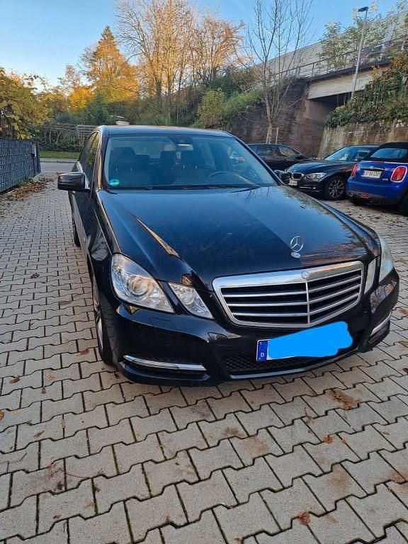 Schwarz Gebraucht 2010 Mercedes E250 Limousine | 4.900 € (Guter Preis) - Bild 1/4