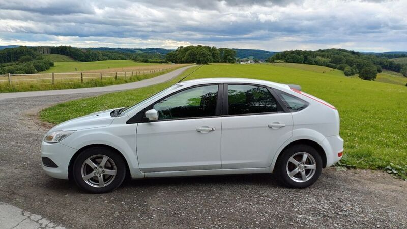 Weiß Gebraucht 2009 Ford Focus Style Limousine | 1.300 € (Superpreis) - Bild 1/4