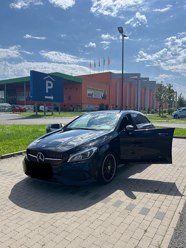Schwarz Gebraucht 2019 Mercedes CLA200 Shooting Brake AMG line Kombi | 18.500 € - Bild 1/4