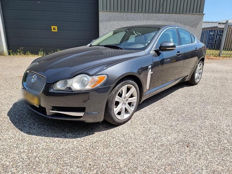 Grau Gebraucht 2011 Jaguar XF Limousine | 5.450 € (Fairer Preis) - Bild 1/4