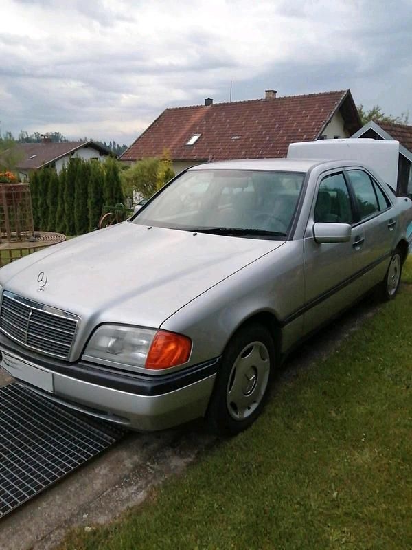Grau Gebraucht 1994 Mercedes 220 Limousine | 10.500 € - Bild 1/4