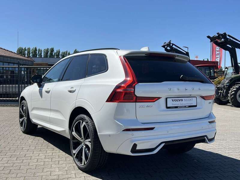 Gebraucht Volvo XC60 Plus 197 PS (144 kW) 2024 Crystal white / metallic SUV