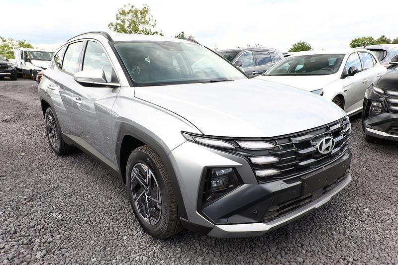 Shimmering silver metallic Neu 2025 Hyundai Tucson Select SUV | 29.152 € (Guter Preis) - Bild 1/3