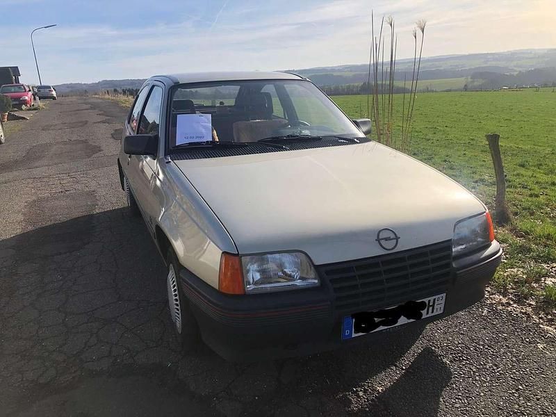 Gold Gebraucht 1987 Opel Kadett Limousine | 8.300 € - Bild 1/4