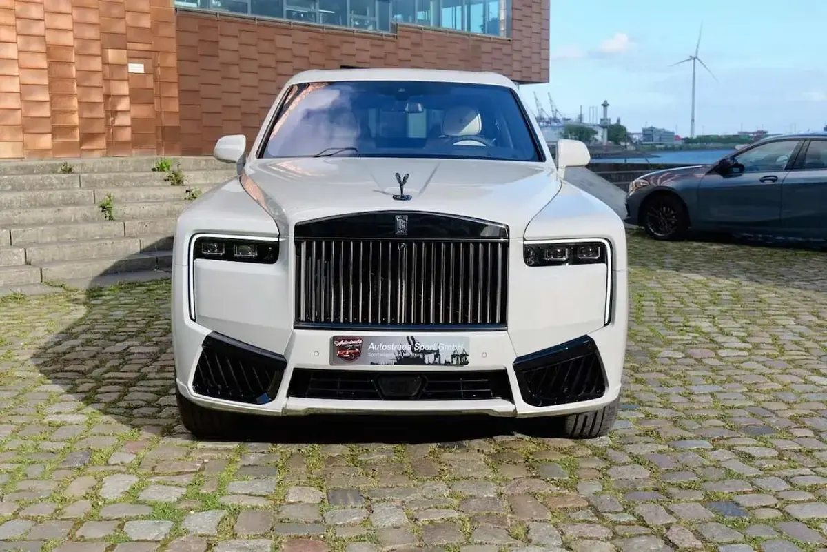Neu Rolls Royce Cullinan 544 PS (400 kW) 2026 Crystal over selby grey SUV