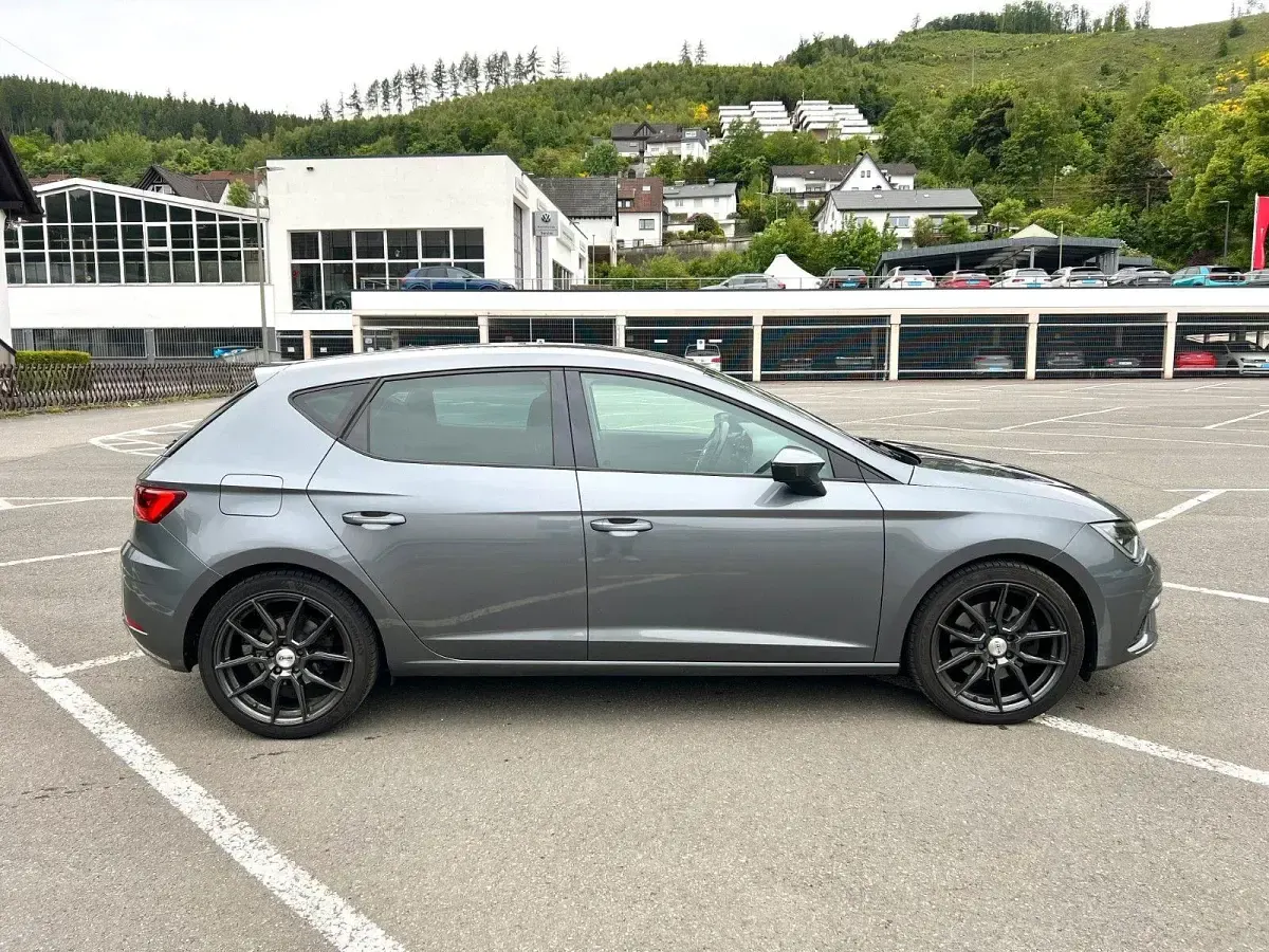 Używany Seat Leon FR 179 KM (131 kW) 2018 Szary Sedan/Limuzyna