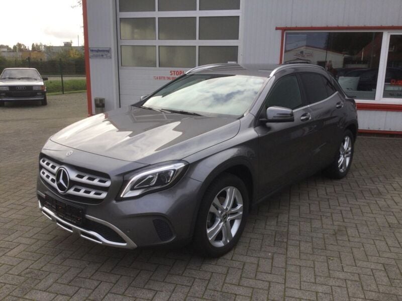 Grau Gebraucht 2019 Mercedes GLA220 SUV | 23.999 € (Fairer Preis) - Bild 1/4