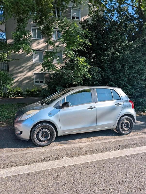 Grau Gebraucht 2007 Toyota Yaris Limousine | 3.200 € (Fairer Preis) - Bild 1/4