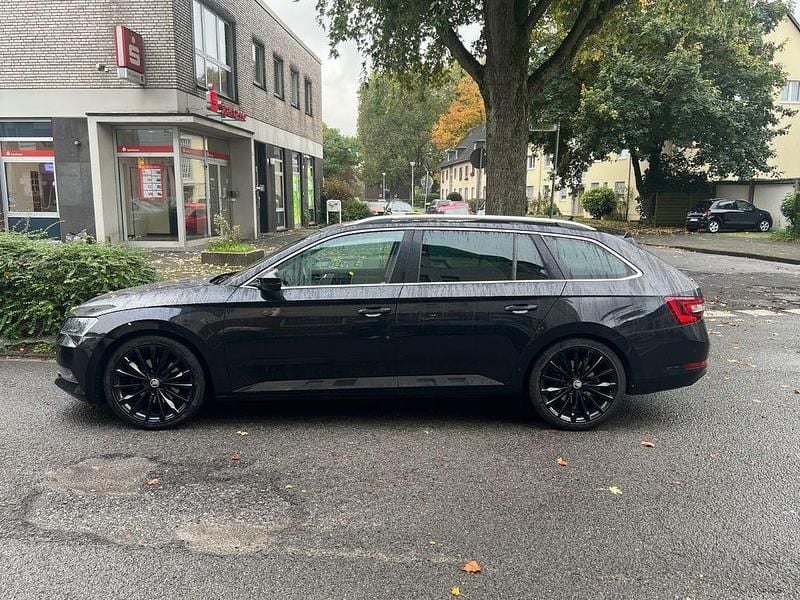 Schwarz Gebraucht 2016 Skoda Superb SportLine Kombi | 16.000 € (Superpreis) - Bild 1/4