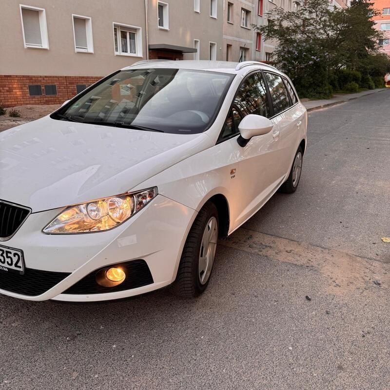 Weiß Gebraucht 2012 Seat Ibiza ST Kombi | 3.100 € (Guter Preis) - Bild 1/4