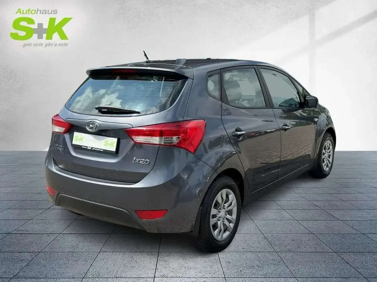 Gebraucht Hyundai i20 Trend 125 PS (91 kW) 2018 Grau Van / Kleinbus