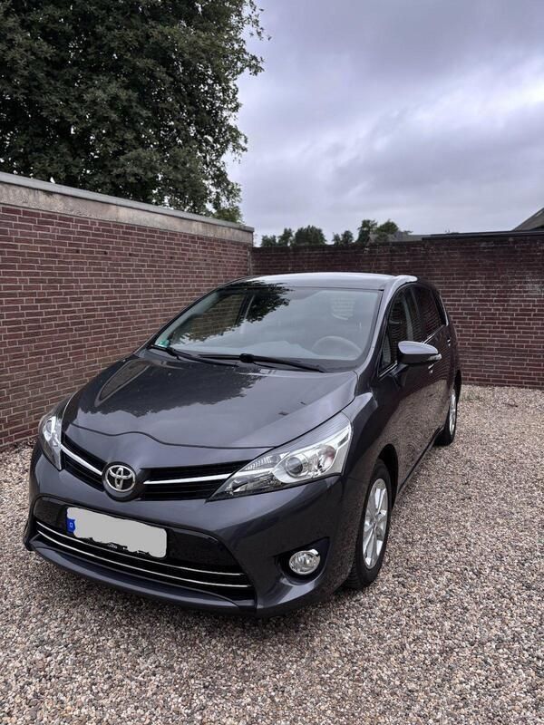 Grau Gebraucht 2014 Toyota Verso Van / Kleinbus | 9.900 € (Superpreis) - Bild 1/4
