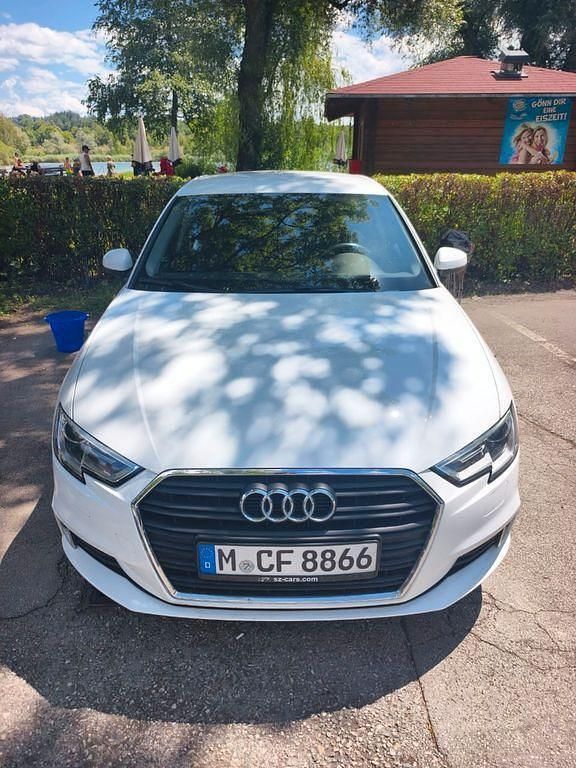 Weiß Gebraucht 2020 Audi A3 Sportback Advanced Limousine | 16.500 € - Bild 1/4
