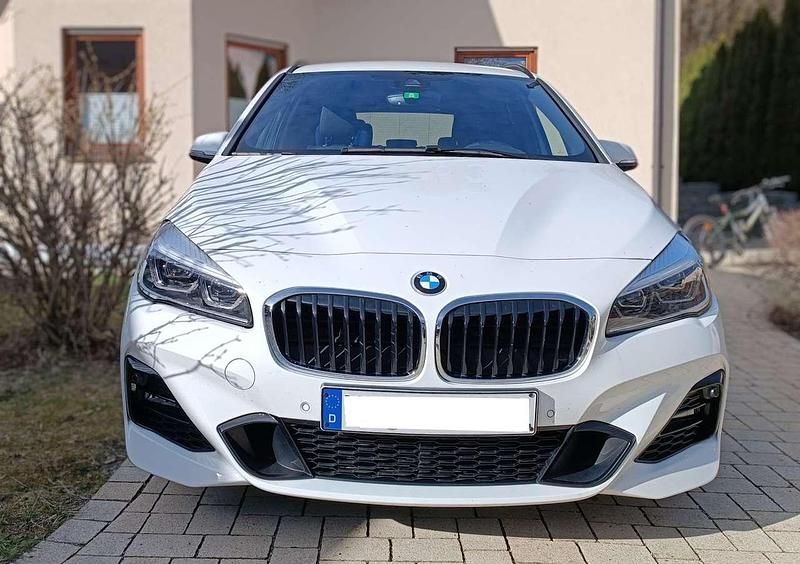 Weiß Gebraucht 2020 BMW 220 M Sport Van / Kleinbus | 24.300 € (Guter Preis) - Bild 1/4