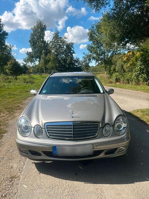 Grau Gebraucht 2004 Mercedes 220 Kombi | 3.150 € (Fairer Preis) - Bild 1/4