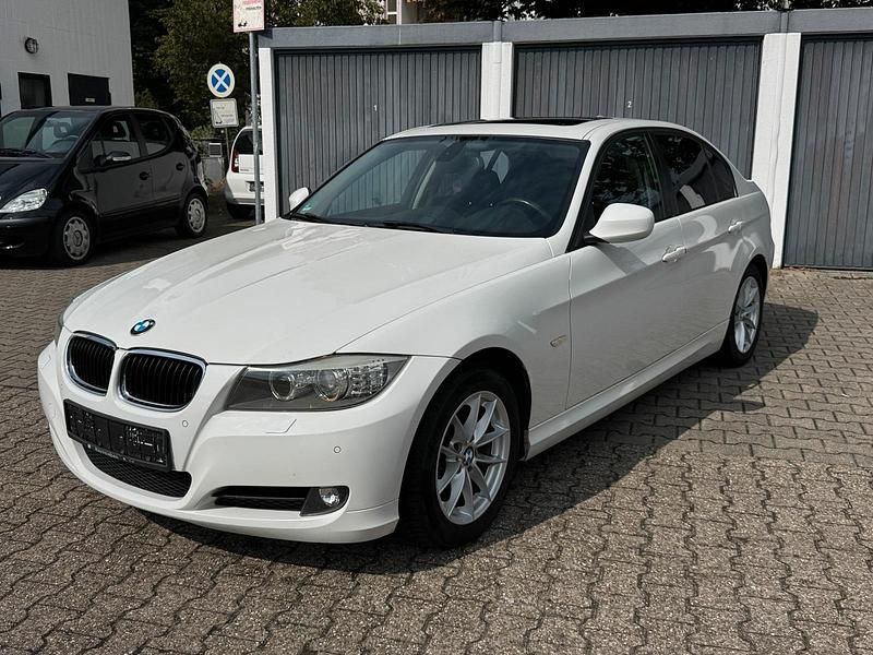 Weiß Gebraucht 2010 BMW 320 Limousine | 4.900 € (Guter Preis) - Bild 1/4