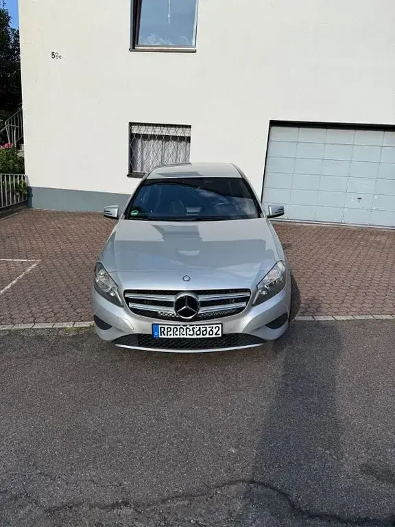 Gebraucht Mercedes A160 Urban 90 PS (66 kW) 2014 Schwarz Kleinwagen
