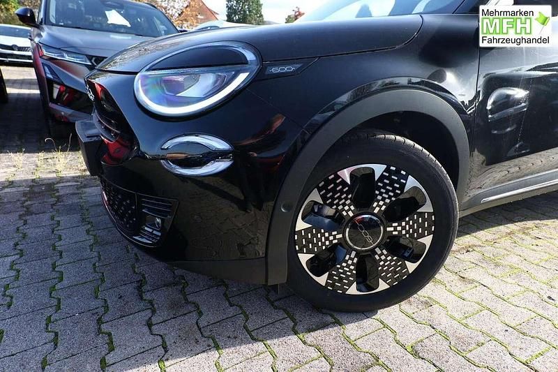 Neu Fiat 600 La Prima 145 PS (106 kW) 2025 Cinema schwarz SUV