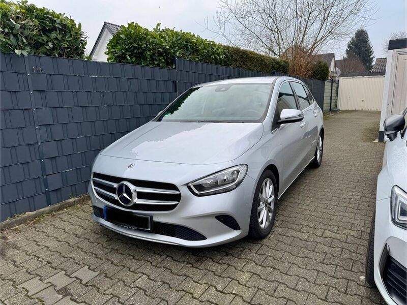 Grau Gebraucht 2020 Mercedes B180 Van / Kleinbus | 19.850 € (Fairer Preis) - Bild 1/4