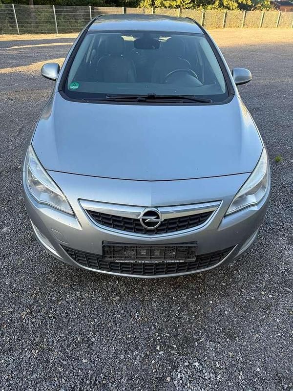 Silbersee/perl silber (m2) Gebraucht 2012 Opel Astra Innovation Kleinwagen | 2.500 € (Superpreis) - Bild 1/4