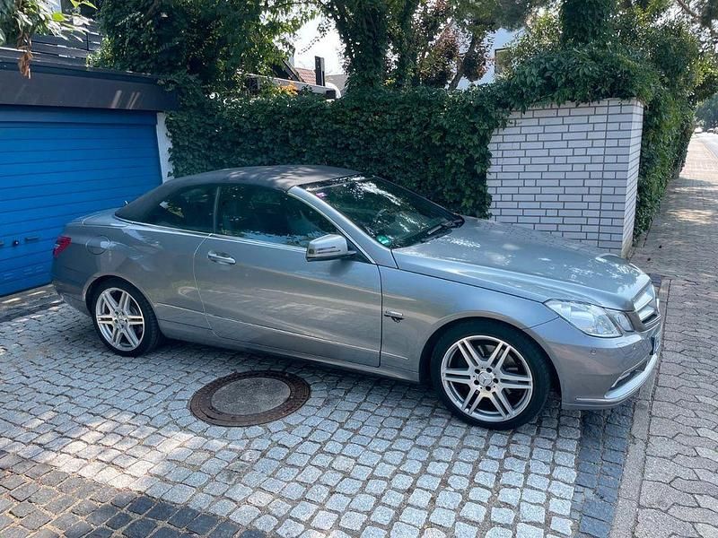 Silber Gebraucht 2011 Mercedes E350 Avantgarde Cabrio | 16.950 € (Fairer Preis) - Bild 1/4