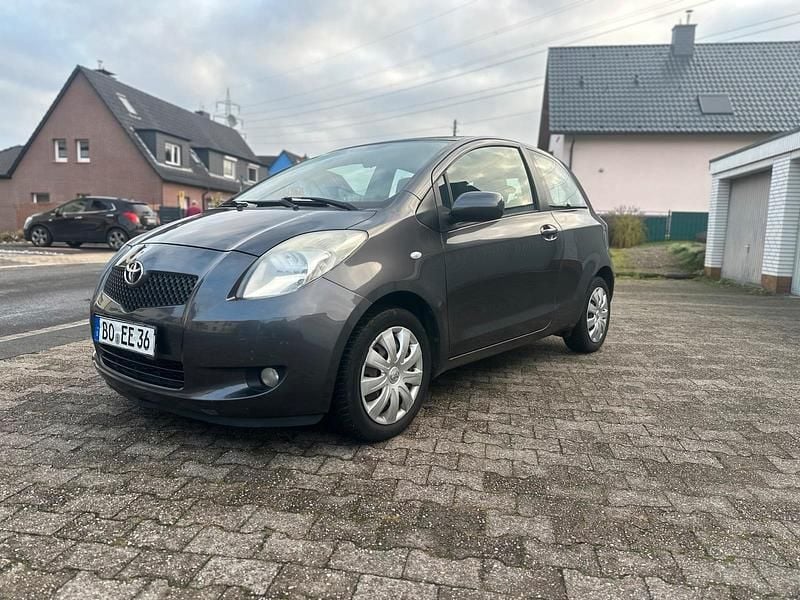 Grau Gebraucht 2008 Toyota Yaris Kleinwagen | 2.650 € (Guter Preis) - Bild 1/4