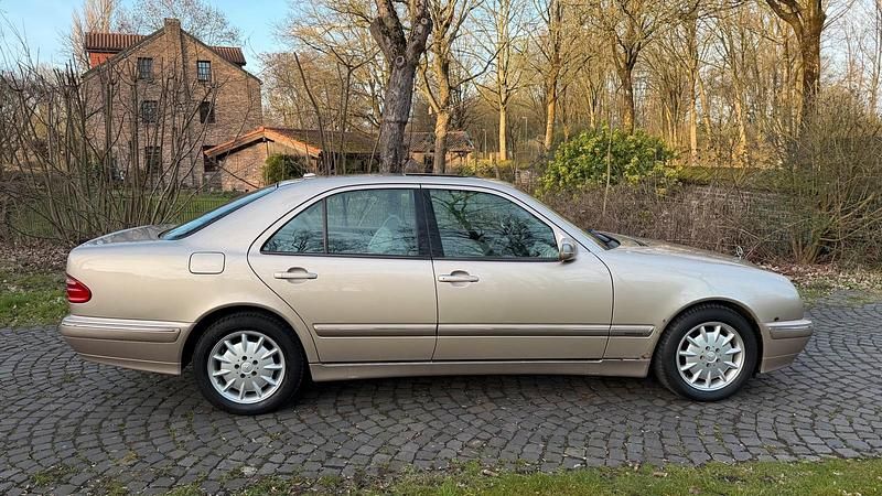Gebraucht Mercedes E320 224 PS (164 kW) 2001 Gold Limousine