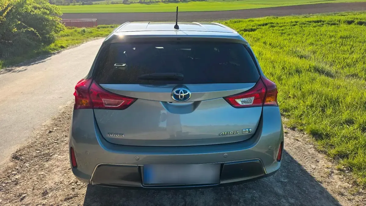 Gebraucht Toyota Auris Hybrid 98 PS (72 kW) 2015 Grau Kleinwagen