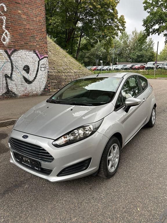 Silber Gebraucht 2013 Ford Fiesta Trend Kleinwagen | 3.990 € (Superpreis) - Bild 1/4